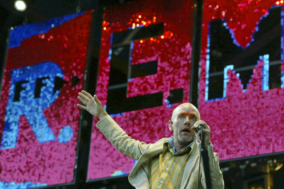 ARCHIVO - Michael Stipe, de la banda R.E.M., durante su concierto en el Volkspark de Hamburgo en Alemania el 1 de julio de 2003. Hace 25 años R.E.M. lanzó su álbum "Up", el primero de la banda como trío. (Foto AP /Christof Stache, archivo)