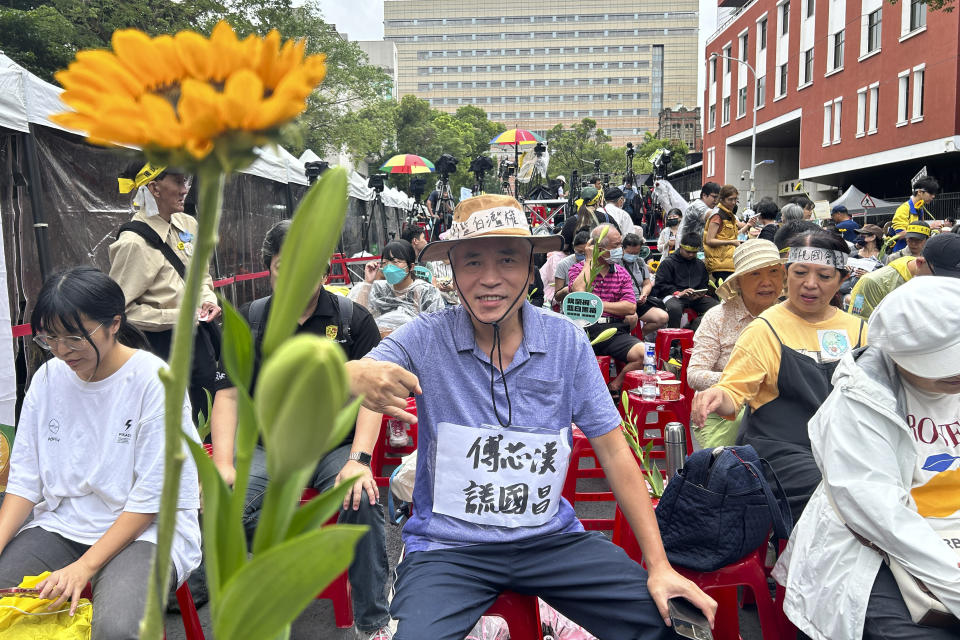 Manifestantes contrarios a propuestas de ley controversiales para ampliar la supervisión parlamentaria sobre el gobierno se reúnen ante el Parlamento en Taipéi, Taiwán, el martes 28 de mayo de 2024. (AP Foto/Taijing Wu)