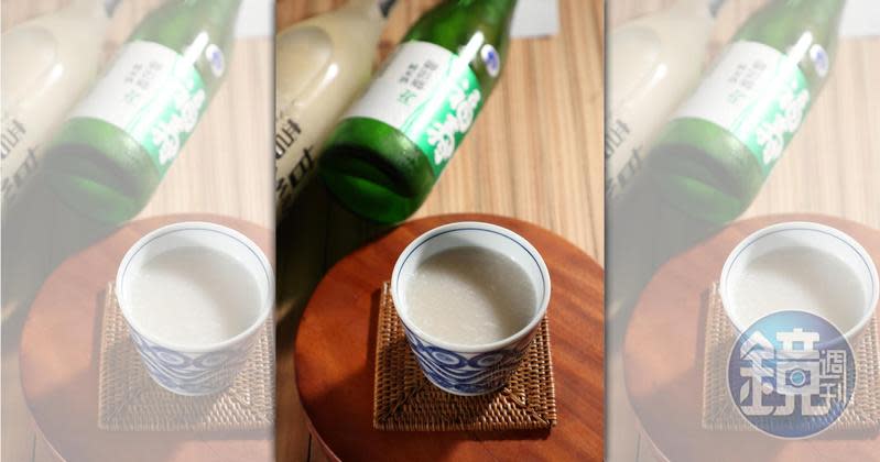 「台灣甘酒SAKE」有質樸溫潤的米香和淡雅甜味，帶點輕酒精，一杯就讓身體暖呼呼。（120元／杯）