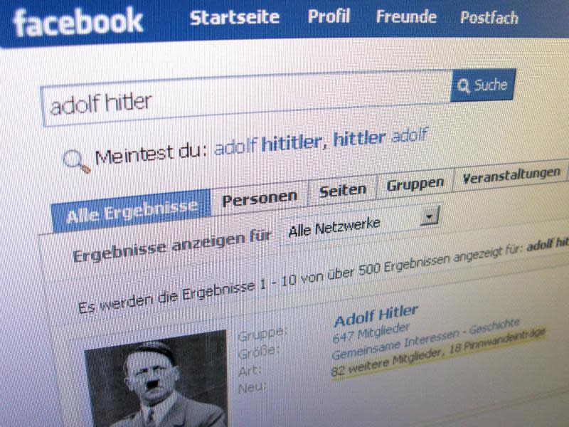 Auf einem Computermonitor ist die Trefferliste der Suche nach «Adolf Hitler» bei Facebook angezeigt. Foto: dpa