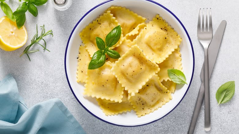 Fresh ravioli with basil, lemon