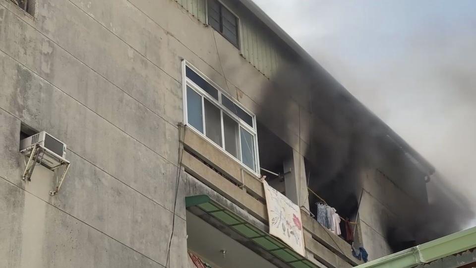 高雄三民中山路一處舊公寓5樓今早發生火災。