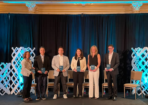 From left to right: Leslie Leach, Chief Marketing and Strategy Officer, Hearsay Systems, Allstate, Co-Operators, JPMorgan Asset Management, Wells Fargo Home Lending, National Life Group joins the 2024 Hearsay Award winners. These leaders were recognized for their exceptional use of his Hearsay platform to improve the customer experience and deliver unparalleled value to their clients.  (Photo: Business Wire)