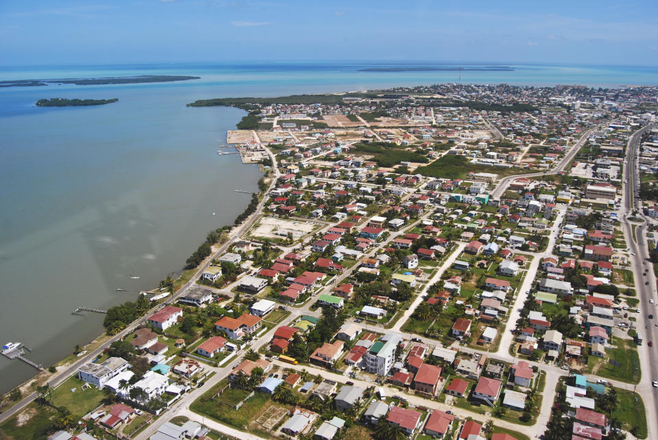 Por tener como lenguas principales el inglés y el español, por su bajo coste de vida y por su tranquilidad, Belice es uno de los mejores países del mundo para vivir. Cuenta además con paisajes espectaculares con playas majestuosas y selvas tropicales y ruinas mayas. Una casa sencilla en un pueblo puede costar menos de 15.000 euros. (Foto: Getty Images).