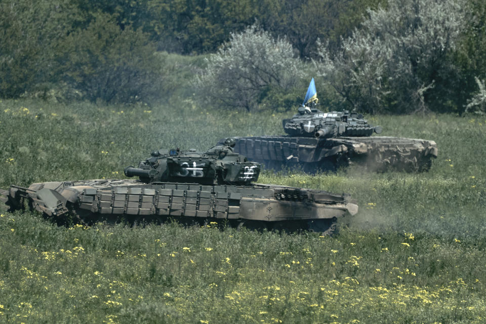 烏克蘭坦克部隊為步兵開道，長驅直入打擊俄軍防線。(畫面來源：AP)