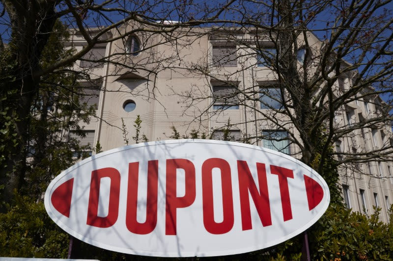 DE ARCHIVO: Un logotipo en el exterior de las oficinas de Dupont en Ginebra