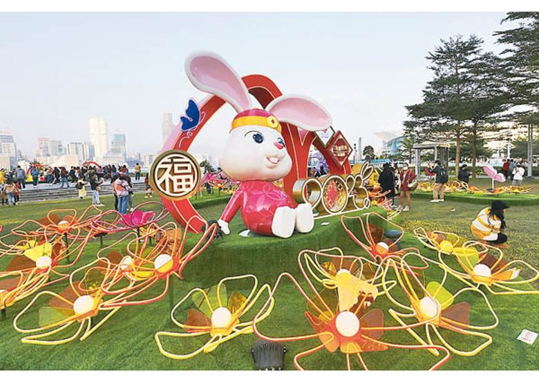 不少市民到添馬公園與花卉燈飾留影，取「花開富貴」意頭。