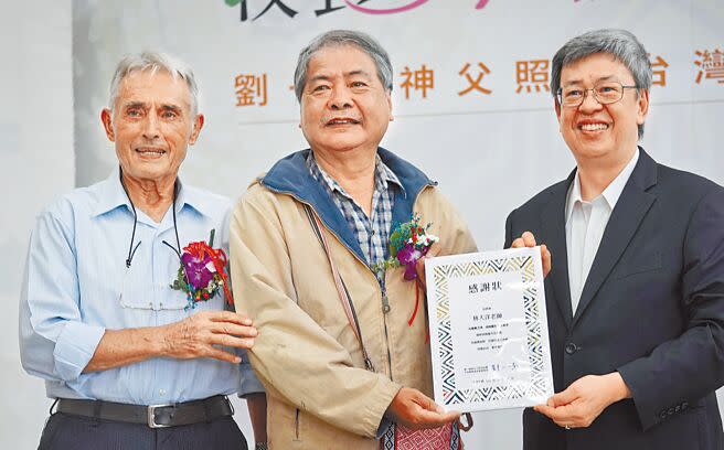 花蓮劉一峰神父（左）正為弱勢朋友蓋一個能遮風擋雨的生活宿舍「日出家園」，畫家林大洋（中）畫展名「日出」，寓意浴火重生、燃起希望等，行政院長陳建仁（右）為此表達感謝。（王志偉攝）