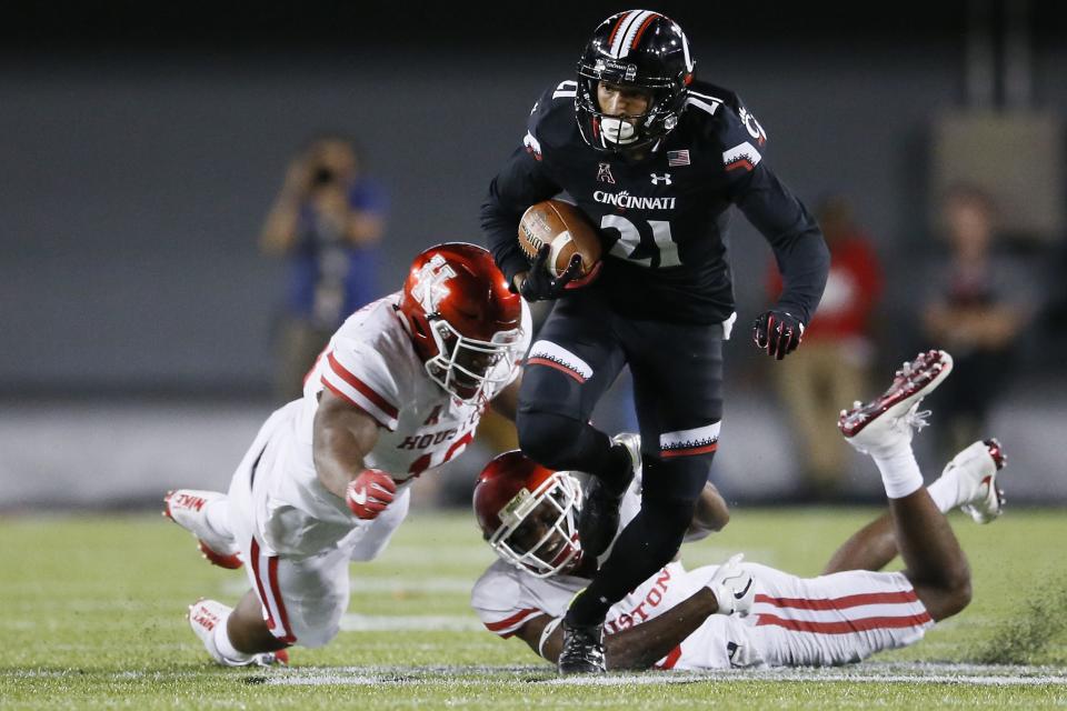 Cincinnati Bearcats wide receiver Devin Gray (21) turns upfield after making a catch in the fourth quarter during the AAC college football game between the Houston Cougars and the Cincinnati Bearcats, Thursday, Sept. 15, 2016, at Nippert Stadium in Cincinnati.