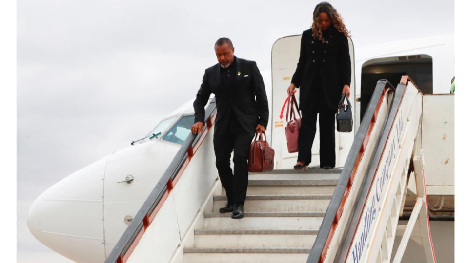馬拉威副總統副總統齊里瑪，週一搭乘的軍機在起飛後失聯；圖為齊里瑪（左）伉儷日前參加完「2024年南韓非洲高峰會」後，9日返回首都里朗威 。美聯社