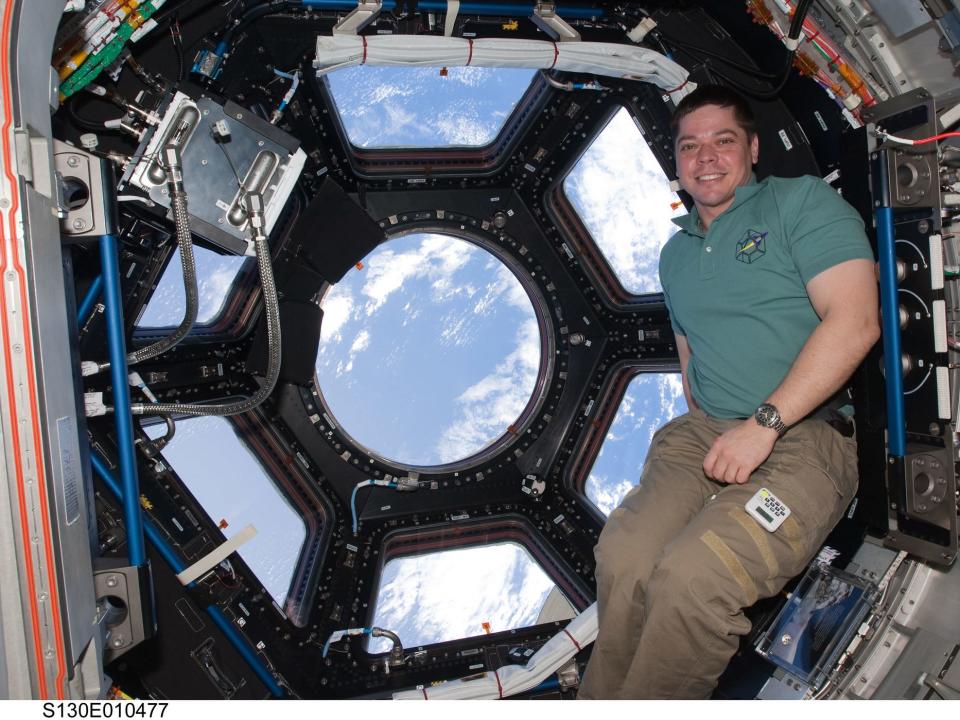 nasa astronaut bob behnken international space station