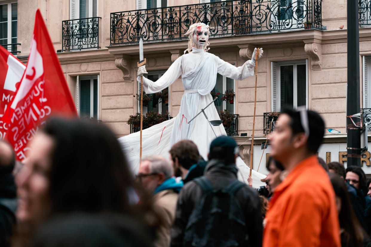 Une gigantesque mascotte à l’effigie de la justice, créée par les équipes du Théâtre du Soleil, défile dans la rue, à Paris, contre la réforme des retraites, en février 2023.