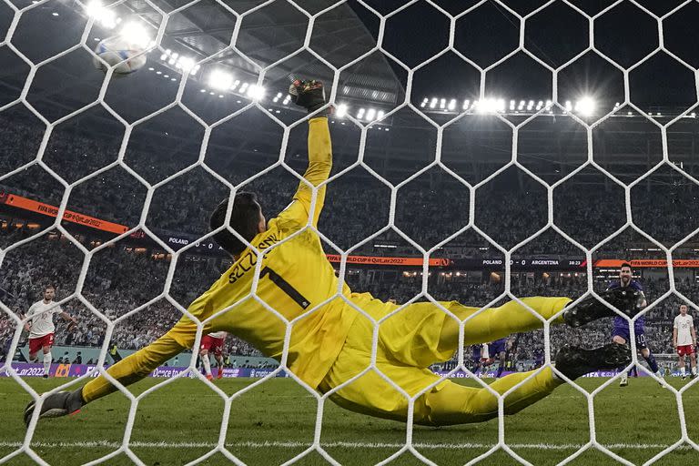 El arquero polaco Wojciech Szczesny detiene un tiro penal de Lionel Messi 