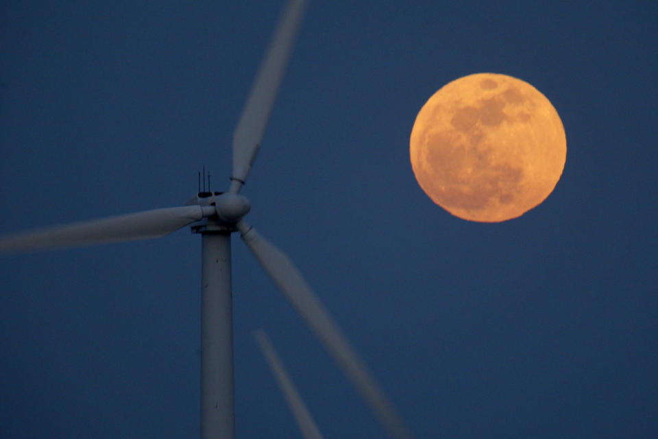 Detalle de la súper Luna, que se presentó el 5 de mayo de 2012, al lado de las hélices de energía en Palms Springs, California. El fenómenos se presenta cuando la órbita lunar está más cerca a la Tierra. David McNew/Getty Images