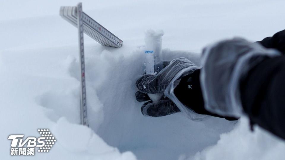 科學家將雪放入試管，帶回基地分析，希望能從雪中探尋氣候變遷的軌跡，並預測未來發展的可能性。（圖／達志影像路透社）