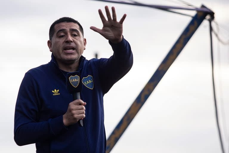 Juan Román Riquelme, micrófono en mano, bajo el calor de los hinchas