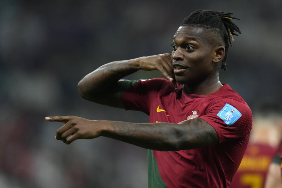 ARCHIVO - El atacante portugués Rafael Leao celebra tras marcar el sexto gol de su equipo ante Suiza en los octavos de final del Mundial de Qatar, el 6 de diciembre de 2022. (AP Foto/Alessandra Tarantino)