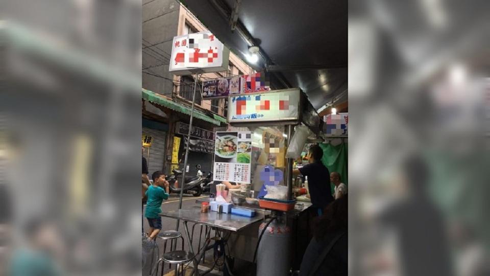 這間在桃園觀光夜市經營50年的鼎邊銼老店，深受在地饕客喜愛。圖／爆廢公社