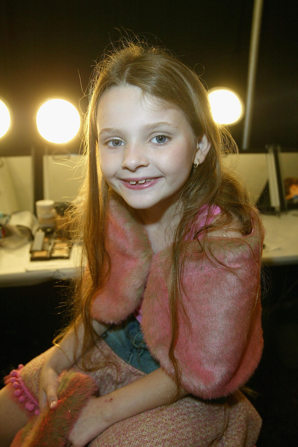 Young actress Abigail Breslin made her film debut in Signs at age 6. She was then cast in a number of famous films as a child actor, including Raising Helen and Little Miss Sunshine. 