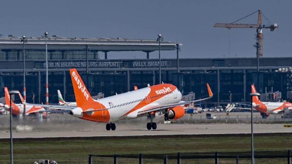 Flugzeuge, die wegen der Pandemie nicht abheben - das ist schlecht für das Geschäft von Airports. Schmerzhaft bekommt das auch der endlich fertiggestellte Berliner Flughafen BER zu spüren.