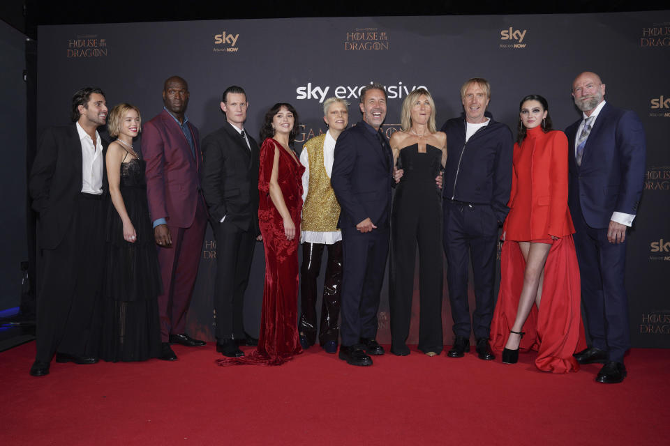 De izquierda a derecha, Fabian Frankel, Milly Alcock, Steve Toussaint, Matt Smith, Olivia Cooke, Emma D'Arcy, Paddy Considine, Eve Best, Rhys Ifans, Emily Carey y Graham McTavish posan al llegar a la premiere de "House of the Dragon" en Londres, el lunes 15 de agosto de 2022. (Foto por Scott Garfitt/Invision/AP)