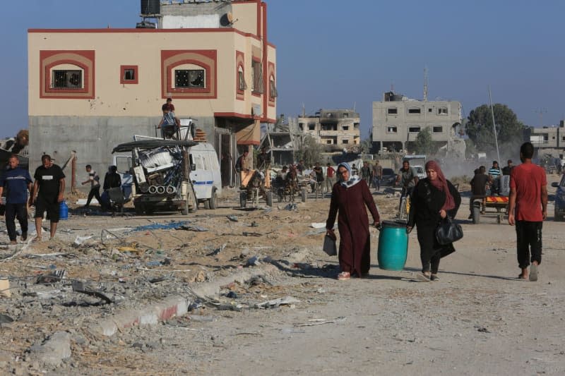 Palestinians return to their homes after the Israeli army's withdrawal from the eastern part of Deir al-Balah Abed Rahim Khatib/dpa