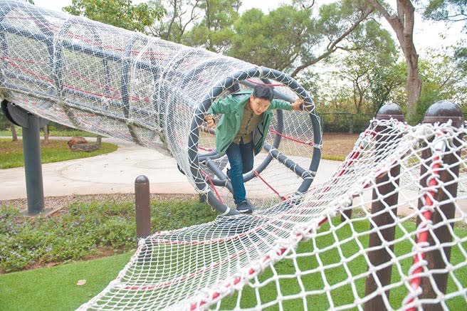 全台首座漂浮式網床網管誕生在大甲鐵砧山，勢必吸引眾多兒少前往遊玩。（陳淑娥攝）