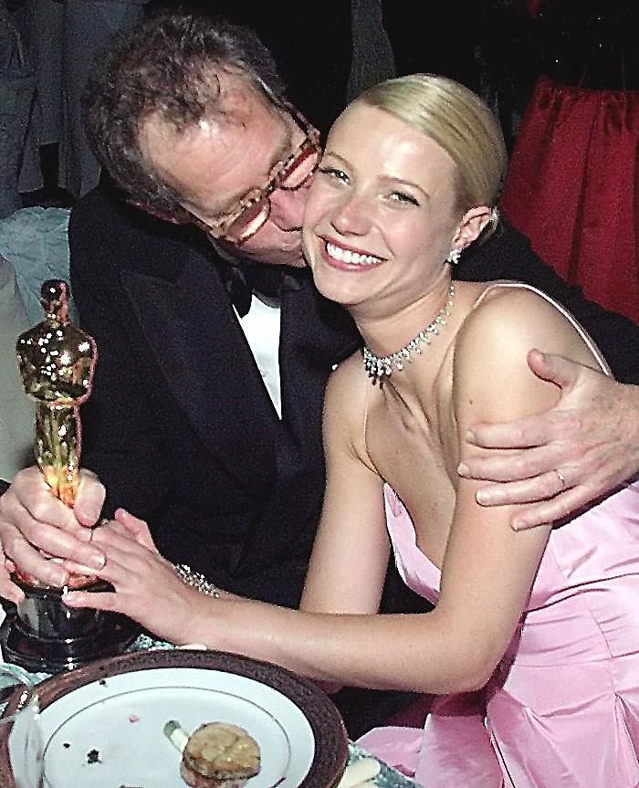 Bruce embracing Gwyneth holding an Oscar statuette at an event