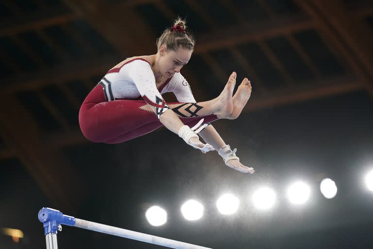 La gimnasta Sarah Voss, de Alemania, en las barras asimétricas durante los Juegos Olímpicos de Tokio 2020.