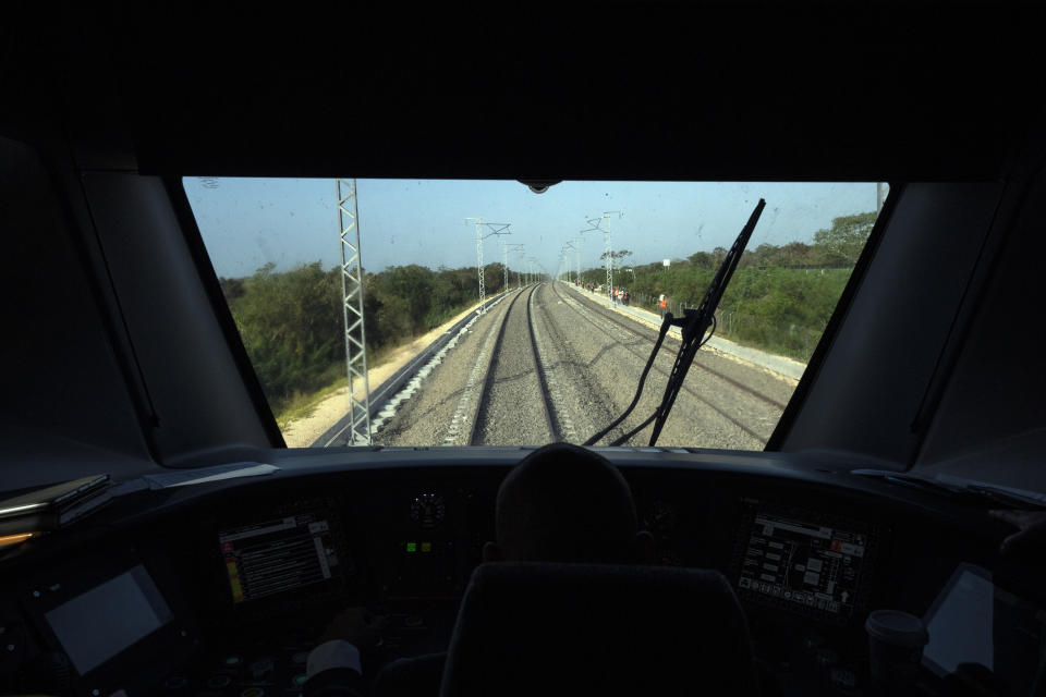 Vista de las vías ferroviarias desde la cabina del Tren Maya que viaja de Cancún a Valladolid, en México, el 6 de marzo de 2024. Cuando esté terminada, la línea de alta velocidad recorrerá la península del Yucatán, en el sur del país. (AP Foto/Rodrigo Abd)