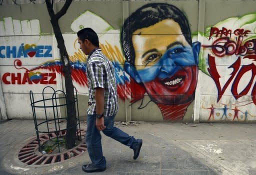 Mural en Caracas con el rostro del presidente Hugo Chávez, en el día en que se cancelaron las festividades de Año Nuevo