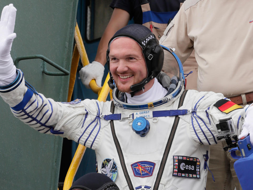 Alexander Gerst auf dem Weg zu seinem zweiten Einsatz auf der ISS. (Bild-Copyright: Dmitri Lovetsky/Pool/AP Photo)