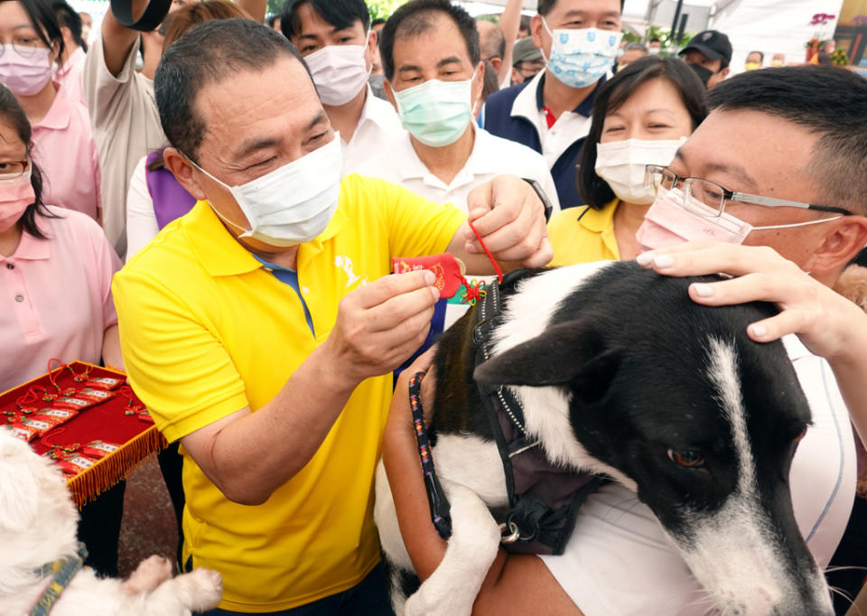 新北市長侯友宜（左）13日出席在板橋動物之家舉行的「中元毛寶貝聯合祈福會」，並發放祈福禮。（姚志平攝）