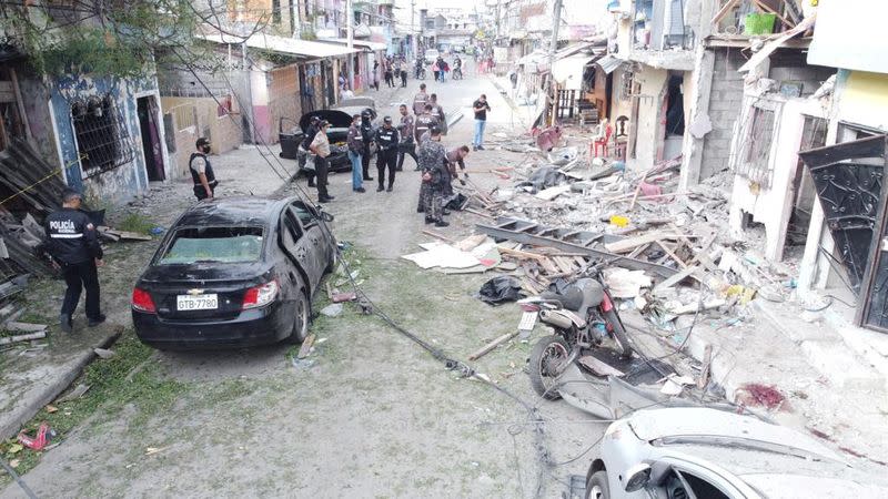 An explosion destroys several homes and vehicles in Guayaquil