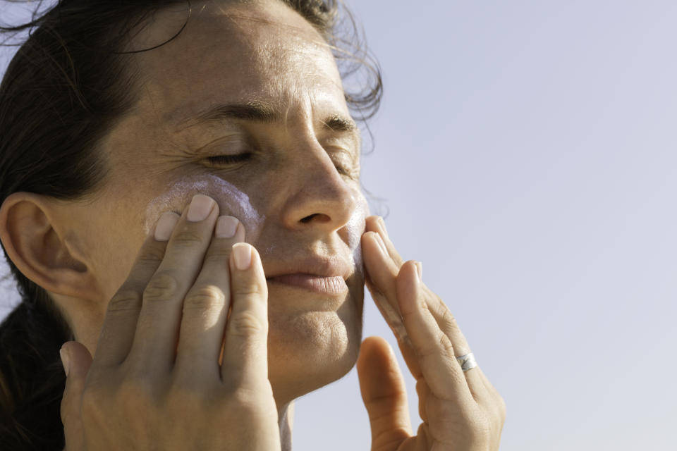 錯誤生活習慣- 沒做好防曬讓眼周老化 (圖片來源／Getty Images)