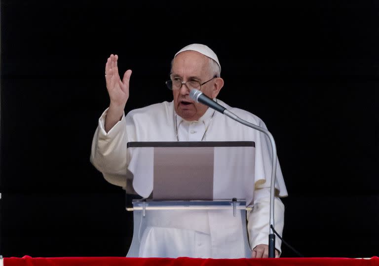 El papa Francisco habla a los fieles reunidos en la Plaza de San Pedro en el Vaticano, el domingo 21 de agosto de 2022, durante sus tradicionales palabras semanales desde la ventana de su despacho.