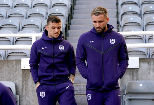 Kieran Trippier a Luca Shaw z Anglicka pred priateľským zápasom proti Bosne a Hercegovine