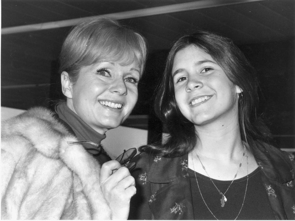 Debbie Reynolds with Carrie Fisher on Feb. 12, 1972.