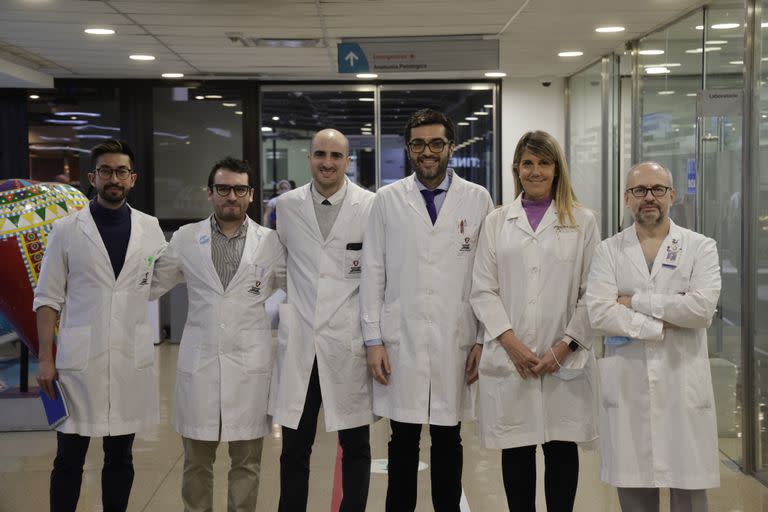 De izquierda a derecha, Juan Pablo Martínez, Martín Uranga Vega, Francisco Fuertes y Matías Rojas (Departamento de Neurocirugía), Valeria Descalzi (Hepatología) y Gabriel Gondolesi (Cirugía General y Unidad de Trasplante de Hígado, Páncreas e Intestinos). 