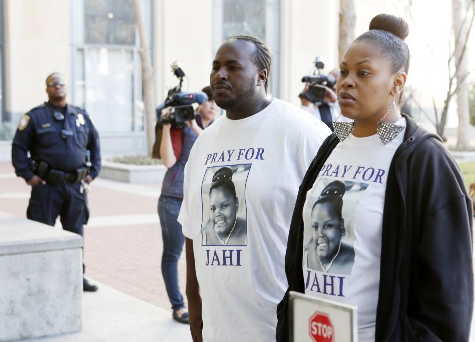 Nailah Winkfield (R), mother of Jahi McMath, and Martin Winkfield arrive at the U.S. District Courthouse for a settlement conference in Oakland, California, January 3, 2014. (REUTERS/Beck Diefenbach)