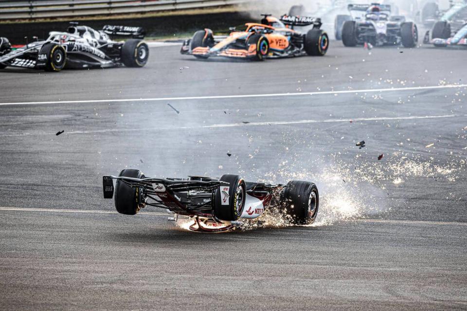 Überschlag in Fangzaun! F1-Pilot meldet sich nach Crash