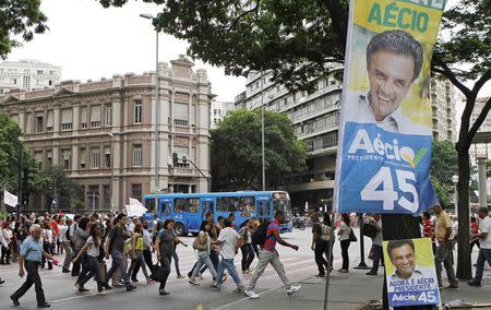 A campaign banner for presidential candidate Senator Aecio Neves hangs over a plaza before Sunday's runoff election between Neves and President Dilma Rousseff, in downtown Belo Horizonte, October 21, 2014. REUTERS/Washington Alves