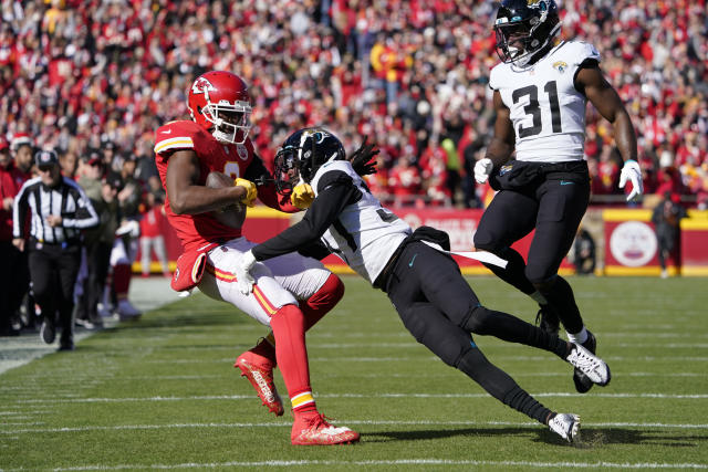 Mahomes throws TD pass; Chiefs roll past Cardinals 38-10 - The Iola Register