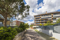 <p>El primer municipio catalán que aparece es San Cugat, donde hay que desembolsar en promedio 599.479 euros para poder adquirir una vivienda. (Foto: Getty Creative)</p> 