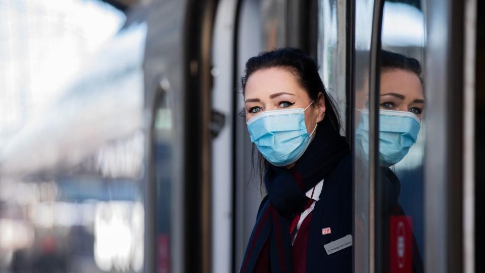 Die ehemalige Stewardess der Lufthansa-Tochter Germanwings, Nadine Perlinger dos Santos, ist jetzt Zugbegleiterin der Deutschen Bahn.