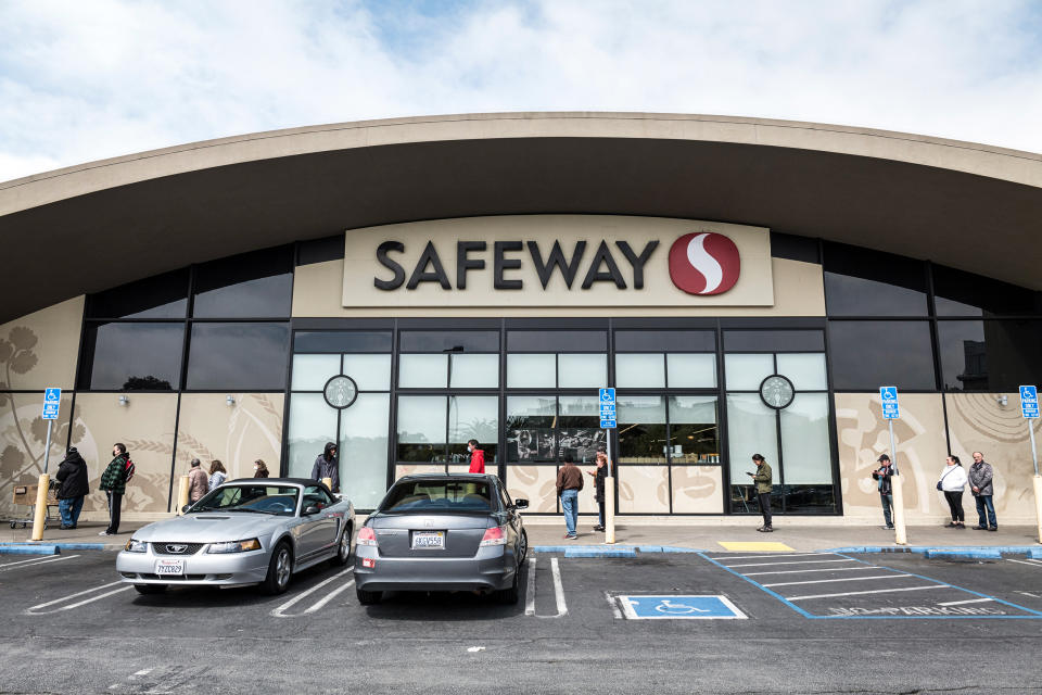 Customers wait in a line outside a a Safeway Inc. store, operated by Albertsons Cos. Inc., in San Francisco in 2020. (David Paul Morris / Bloomberg via Getty Images)