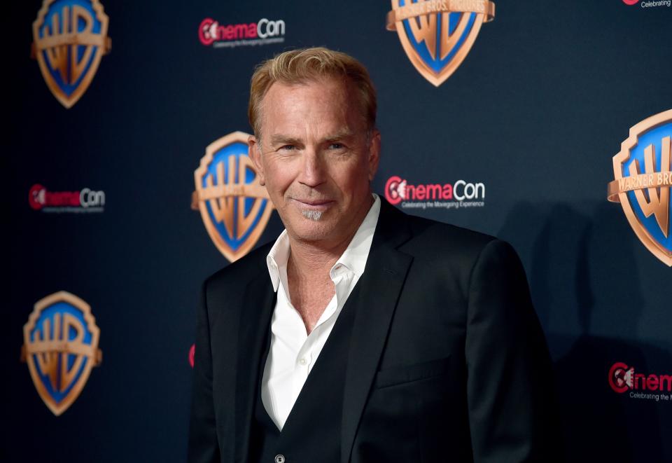 Kevin Costner no quiso ceder a los deseos de Chris Hemsworth y se mantuvo firme en su pasión de protagonizar él mismo su próxima película romántica. (Foto de Alberto E. Rodriguez/Getty Images for CinemaCon)