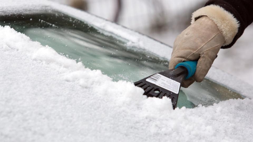 Immer schön freiräumen: Wer seine Windschutzscheibe nicht vollständig von Eis und Schnee befreit, riskiert laut ADAC ein Verwarnungsgeld in Höhe von zehn Euro.