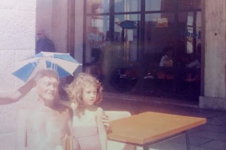 La mirada bonachona de don Osvaldo Pugliese, junto a su nieta Carla en la rambla de Mar del Plata