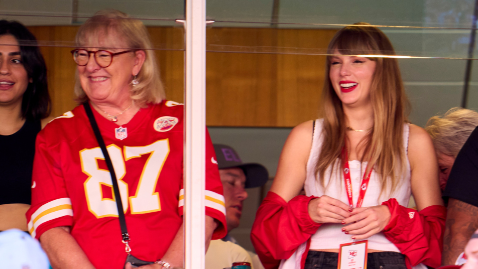 Donna Kelce, Taylor Swift